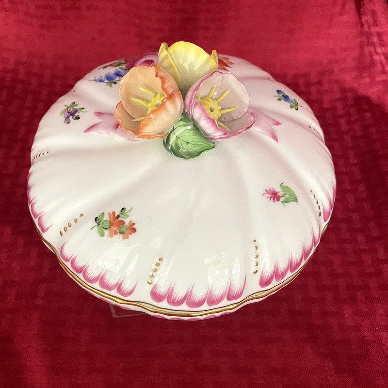 HEREND COVERED TRINKET/CANDY DISH WITH FLORAL FINIAL #6170 gallery