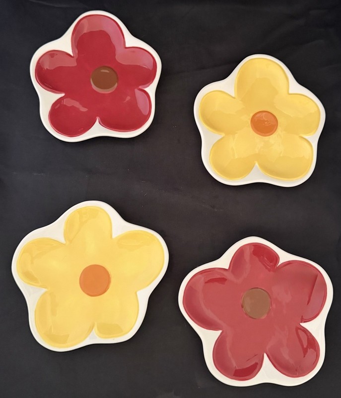 4 Living Quarters Your Home Your Style Red Yellow Flower Shaped 6″ Plates New