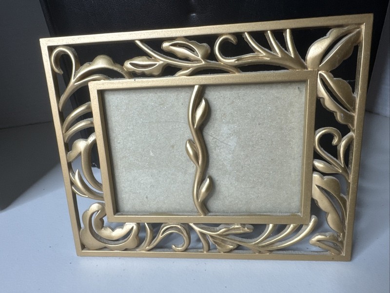VINTAGE !!! 2 in 1 - GOLD Tone Metal PHOTO FRAME with LEAVES Size: 4.5”x3”