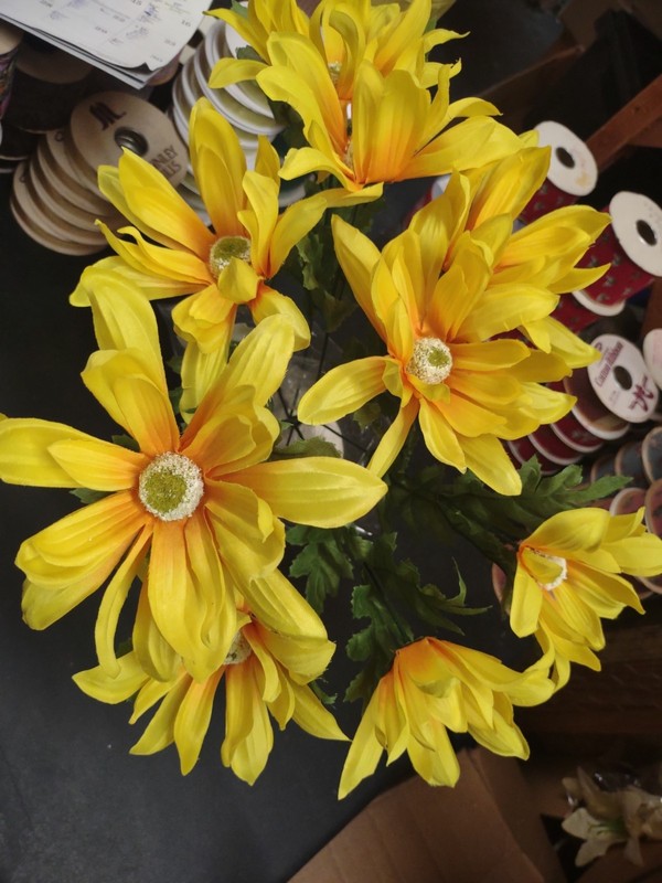 18″ Spider Dahlia, Silk Bush “Grand Teton” with 9 Stems, Yellow, 5″ Blooms