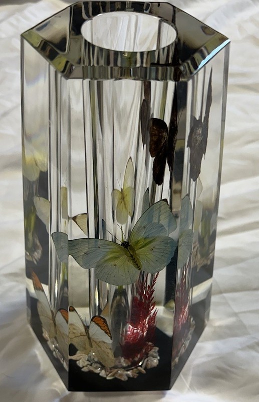 VINTAGE HEAVY ACRYLIC LUCITE VASE BUTTERFLIES & FERN 6+ Lbs NICE!!