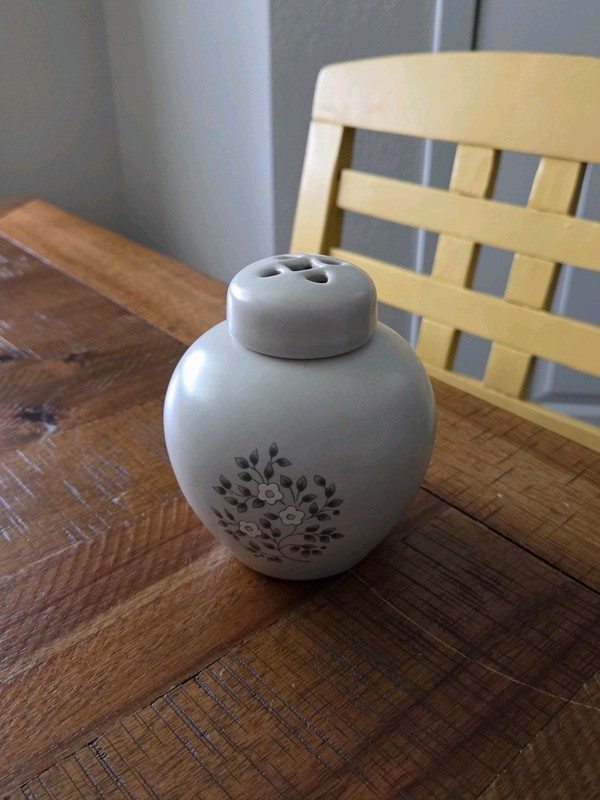 Vintage Pfaltzgraff Heirloom Potpourri Jar WITH lid Gray Floral Stoneware EUC