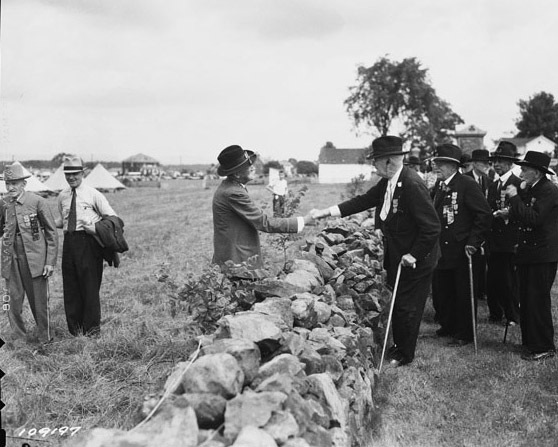 Union and Confederate veterans shake hands 1938 Gettysburg reunion Photo Print