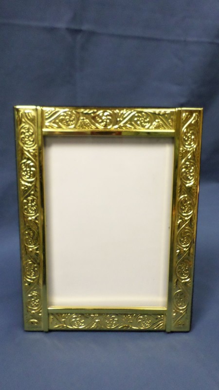 1086M Scrolled Brass Metal 5×7 Frame w/Easel & Glass EXC CONDITION
