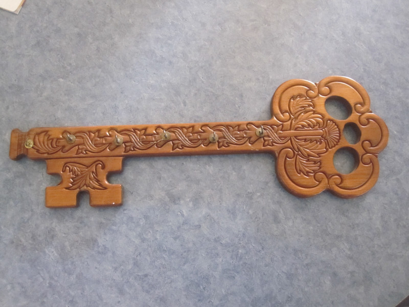 Carved Wood Key Holder Key w/5 Hooks 18″ x 6″
