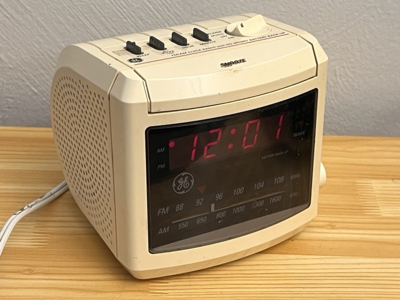 Vintage GE Model No. 7-4606WHB Alarm Clock Radio Works Perfectly