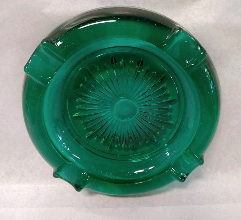 Vintage Emerald Green Glass Mid Century Modern Starburst 4″ Ashtray Trinket Dish