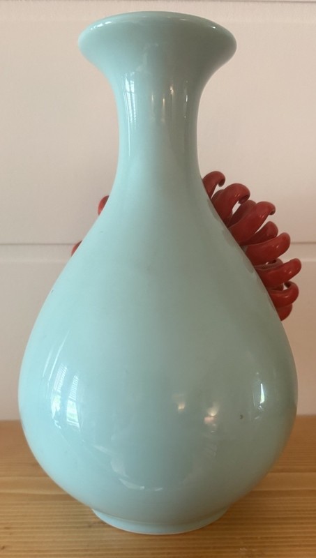 ANTHROPOLOGIE CERAMIC BLUE GREEN VASE RED BLOOM CHRYSANTHEMUM FLOWER RARE DAMAGE gallery