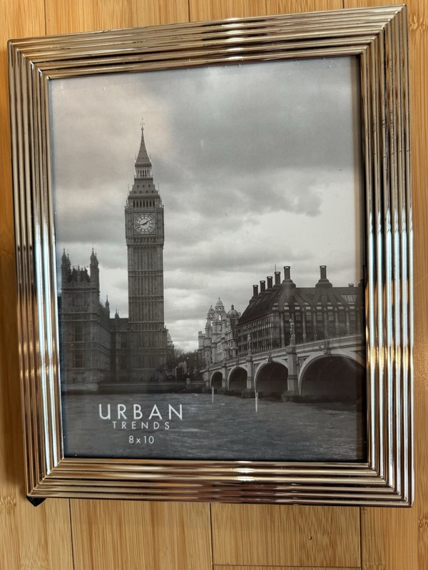 VTG Sheffield Home Frame 8×10 Silver Toned Urban Trends NEW-flaw