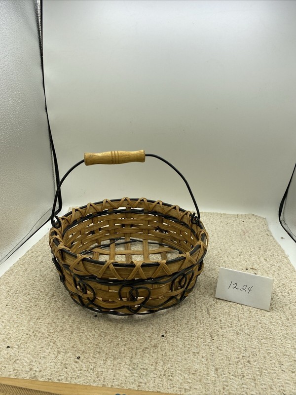 Round Shaped Wicker Basket With Wood OnHandle Rustic-8.5” Diameter And 3.5” Tall