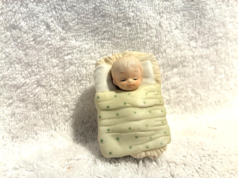 Lefton Baby Jesus In The Manger Nativity 00178 1 1/2″ T x 2 1/2″ x 1 1/2″