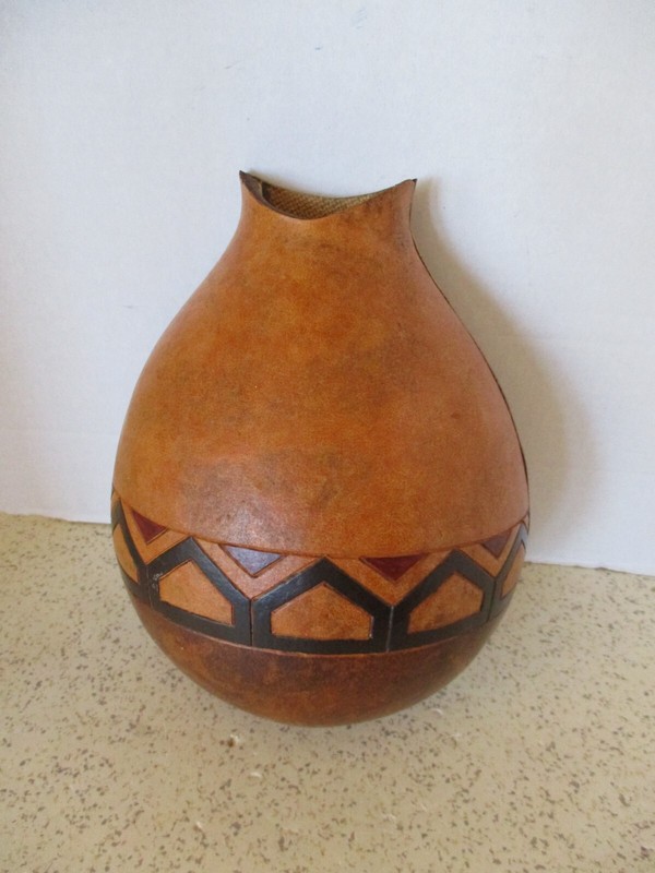 VINTAGE GOURD WALL POCKET, HANDCRAFTED, NATIVE AMERICAN DESIGN 7.5″Hx6.5″Wx3.5″D