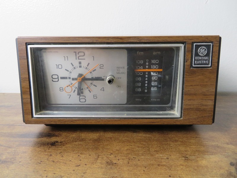 General Electric 7-4550B Vintage Clock Radio AM/FM Analog Walnut Grain 1982