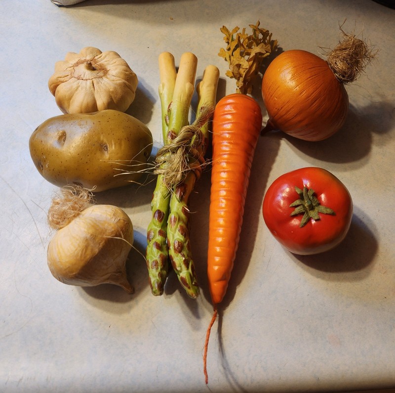 Vtg. Veggies. Carrot, Tomato, Garlic, Potato, Asparagus, Onion, Gourd.