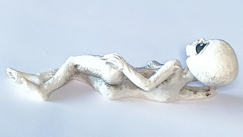 Sexy Alien 6″ Lying Extraterrestrial Resin Figure gallery