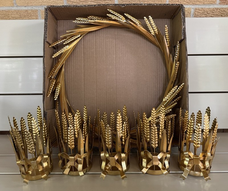 Martha Stewart 21″ Metal Wheat Wreath & Set of 5 7″ Metal Candle Holders- Gold