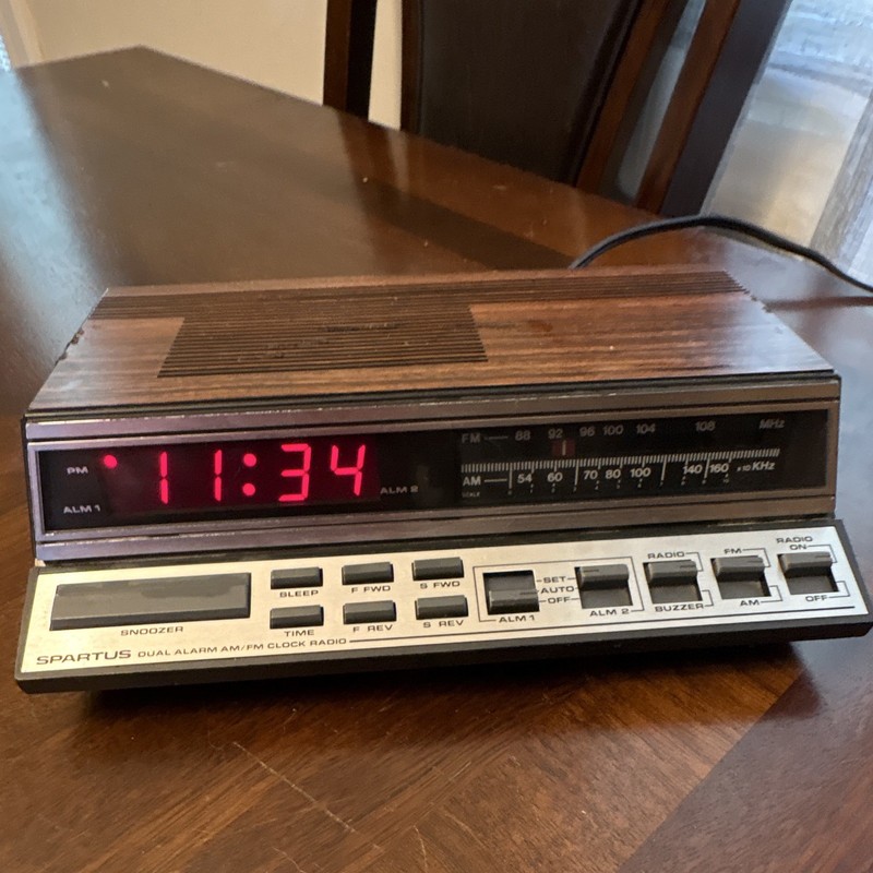 Spartus 0108-61 Dual Alarm AM/FM Digital Clock Radio LED Woodgrain Brown