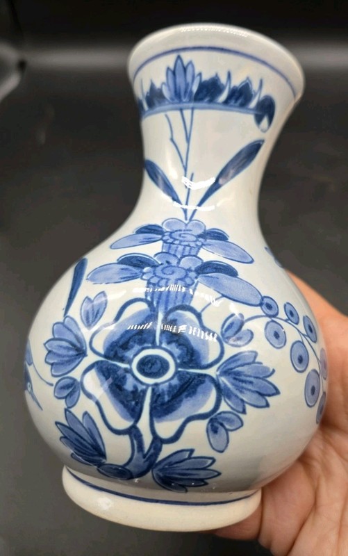 OUD Delft, Williamsburg Restoration Vase C 32 Blue & White Made in Holland 1965
