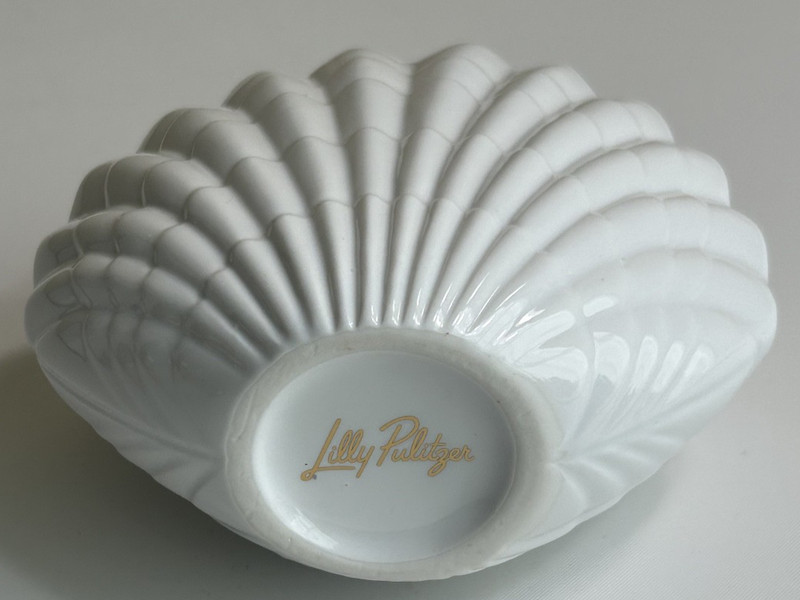 NEW with Tags - Lilly Pulitzer Ceramic Small Shell BUD VASE White - O1 gallery