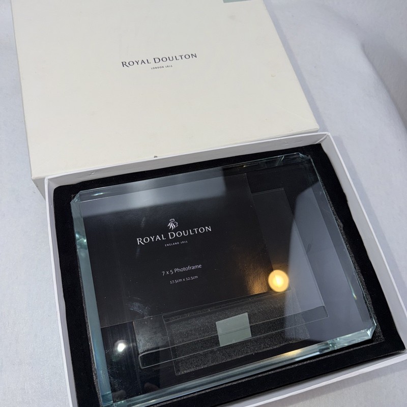 Royal Doulton Glass 5 x 7 picture frame Radiance Collection Heavy Bevelled New