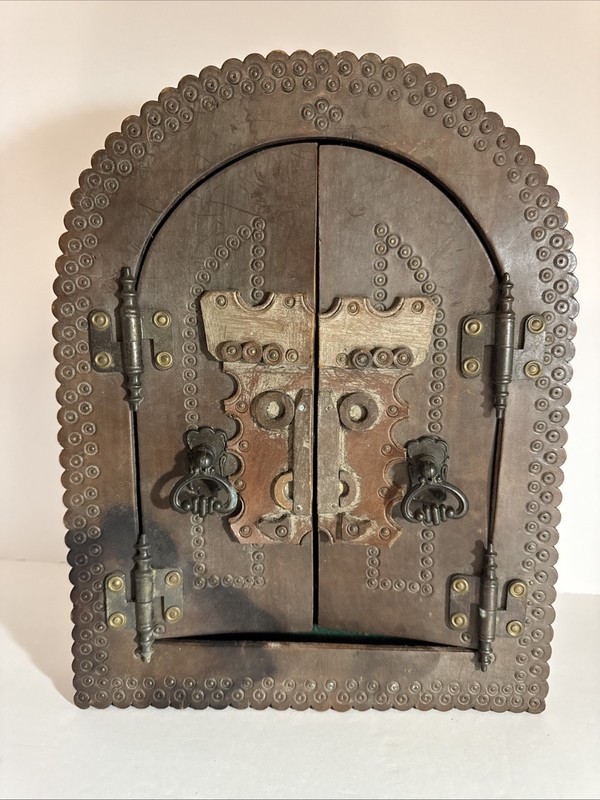 Vintage Medieval Style Leather Key Cabinet – Arched Wall Decor – Gothic 5 Hook
