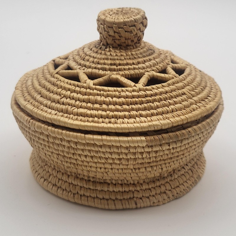 Handwoven Straw Lidded Basket Small Trinket Storage Openwork Star Lid 5″