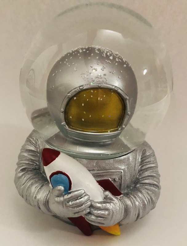 GLORIOUS HOME Co. Astronaut Statue Figure Spaceman Figurine Decor Kids