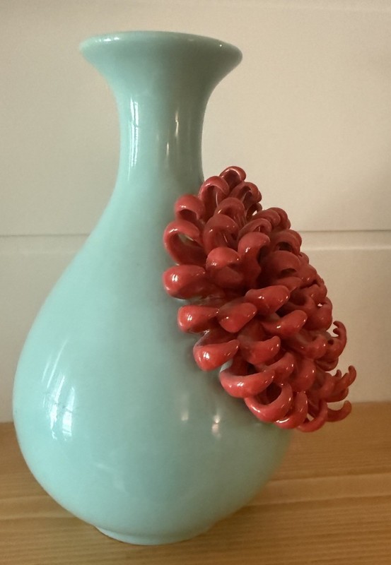 ANTHROPOLOGIE CERAMIC BLUE GREEN VASE RED BLOOM CHRYSANTHEMUM FLOWER RARE DAMAGE gallery