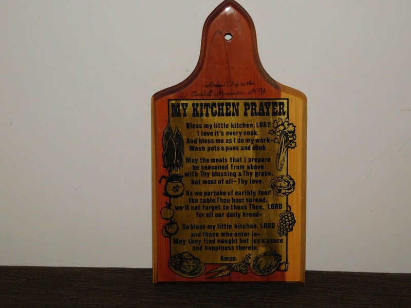 VINTAGE 9 1/2″ MY KITCHEN PRAYER SOUVENIR ROUND TOP CATSKILL MTS NY WALL PLAQUE