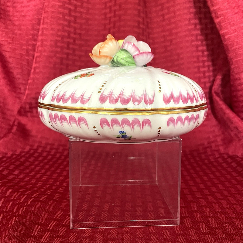 HEREND COVERED TRINKET/CANDY DISH WITH FLORAL FINIAL #6170 gallery