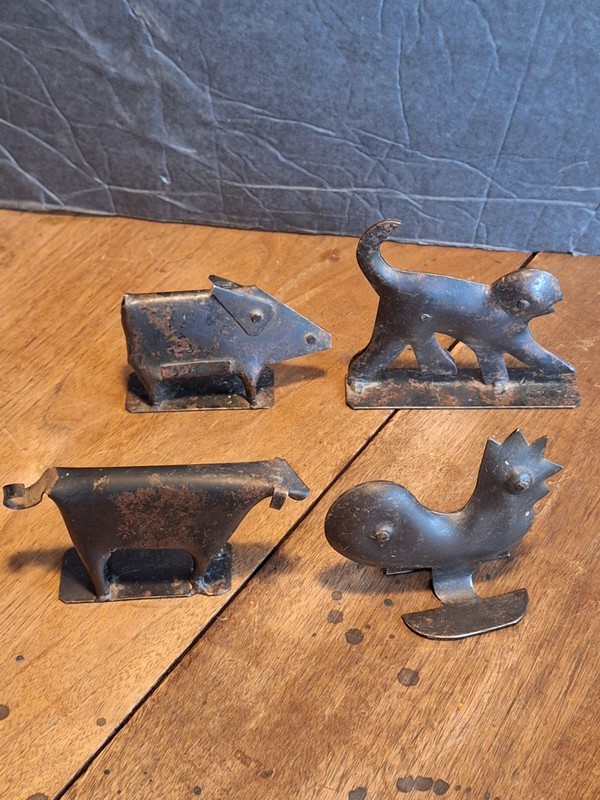 4 Vintage Metal Folk Art Rustic Black Farm Animal Sculptures Cow/Pig/Rooster/Cat