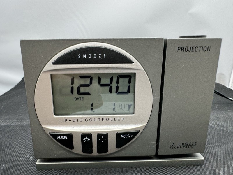 VTG ATOMIC CLOCK LA CROSSE TECHNOLOGY PROJECTION RADIO CONTROLLED #WT-5600