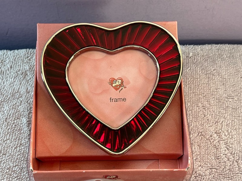 Photo Picture Frame Heart Shape red enamel border 2.5″ X 2.5″ Valentines AA2291