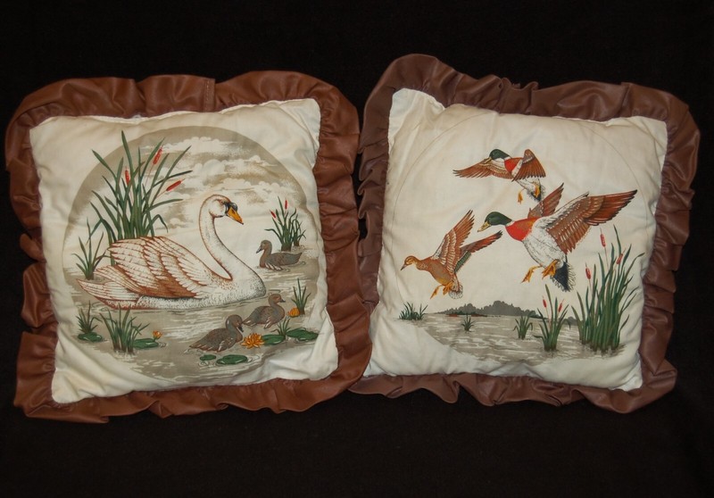 VINTAGE Pillows Set of 2 Ducks Swan 12″ x 12″ Folk Art Nice Home Decor!