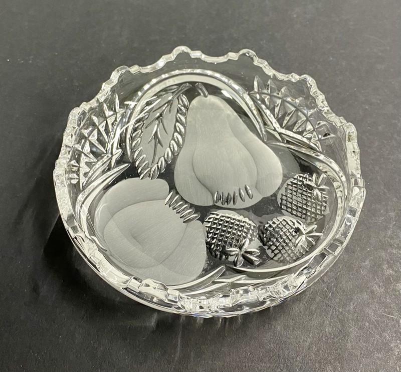 Vtg Crystal Cut Glass Bowl With Apple, Pear & Strawberry Design Scallop Edge 5.5