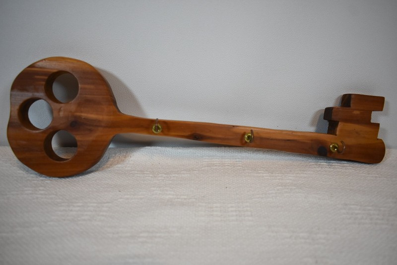 VTG Key Shaped Pine Wood Beautiful Key Ring & More Hanger w/ 3 Gold Metal Hooks