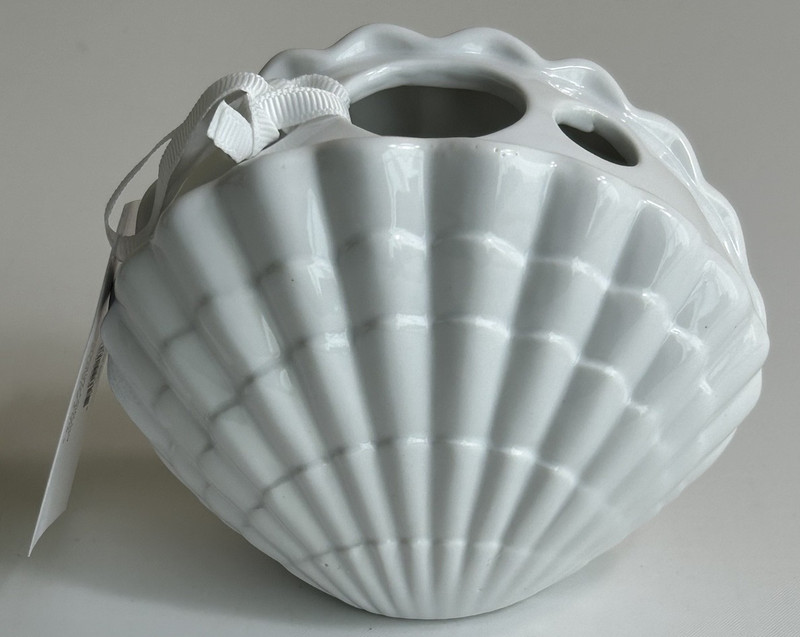 NEW with Tags – Lilly Pulitzer Ceramic Small Shell BUD VASE White – O1