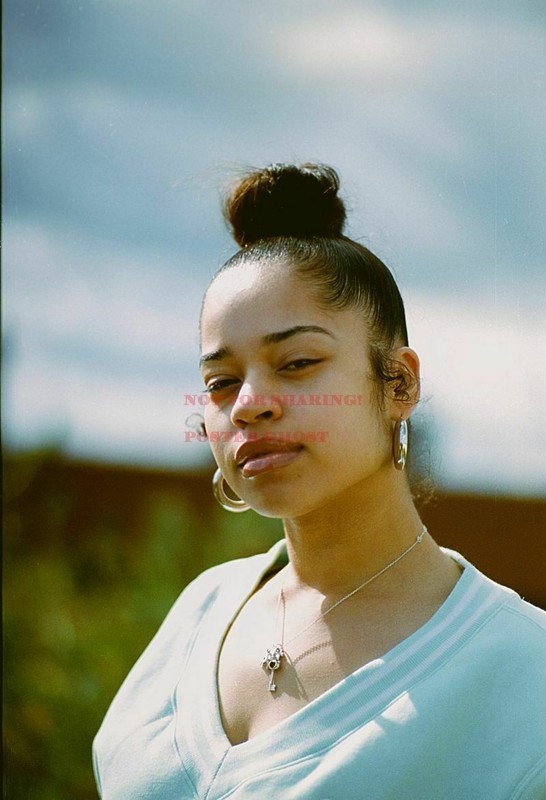 ELLA MAI Hollywood Celebrity Art Photo Poster 9 (20×30)