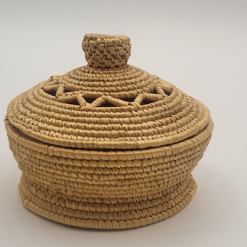 Handwoven Straw Lidded Basket Small Trinket Storage Openwork Star Lid 5" gallery