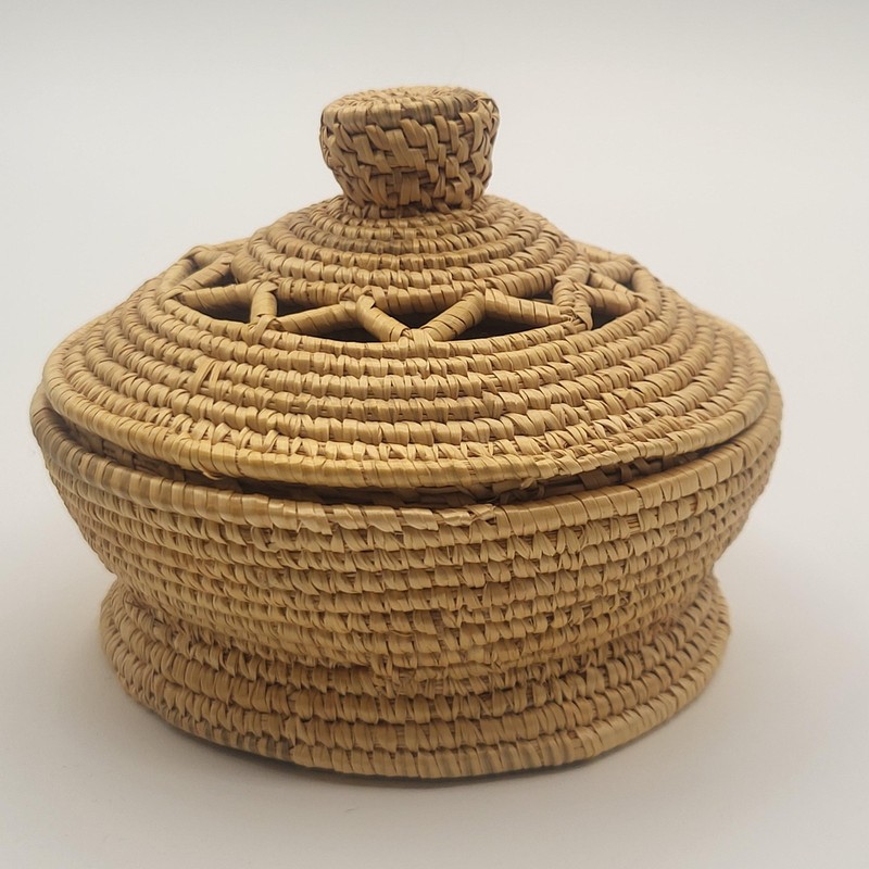 Handwoven Straw Lidded Basket Small Trinket Storage Openwork Star Lid 5" gallery