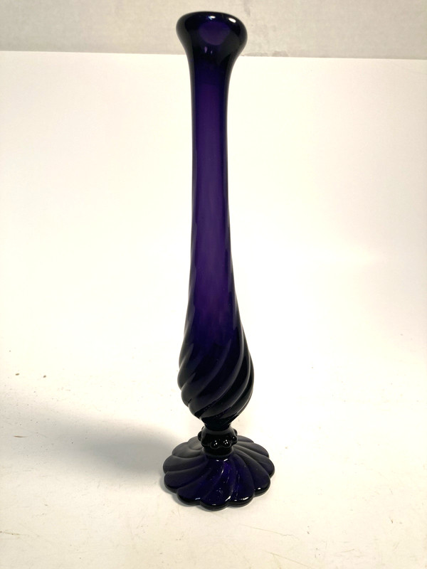 Bud vase, irradiated, short and elegant