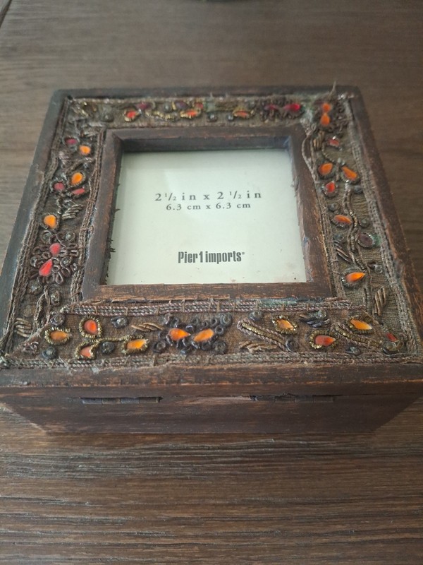 Pier 1 Imports 5 1/2″ x 5 1/2″ Jeweled Border Wooden Box Picture Frame