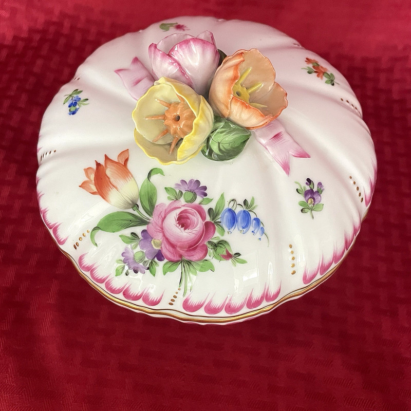 HEREND COVERED TRINKET/CANDY DISH WITH FLORAL FINIAL #6170 gallery