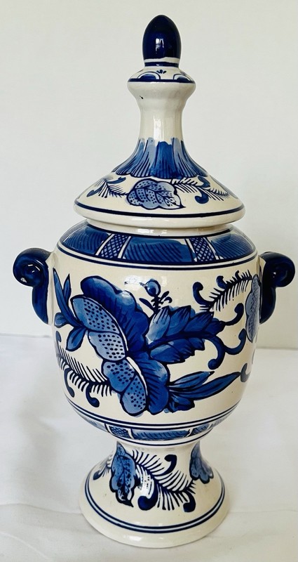 Footed Oriental Candy Dish with Lid White w/ Blue Flowers Design Porcelain 11.5″