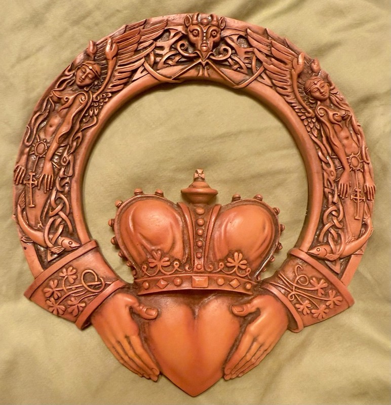 Rustic Celtic Claddagh Hanging Plaque Home Decor Statue