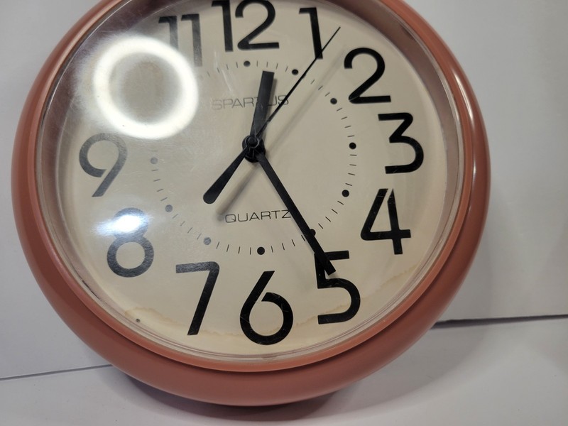 Pink Or mauve Spartus Quartz Wall Clock 9 Inch gallery