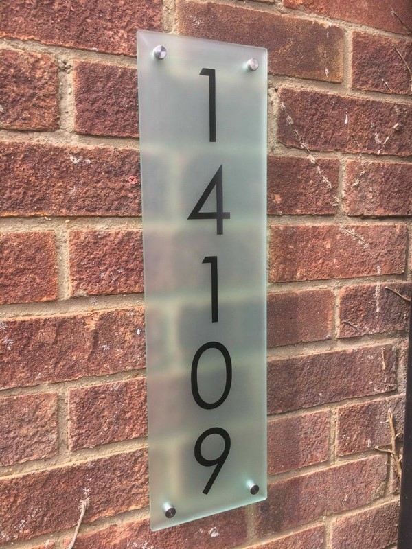 MODERN VERTICAL HOUSE SIGN PLAQUE DOOR NUMBER STREET GLASS EFFECT ACRYLIC NAME