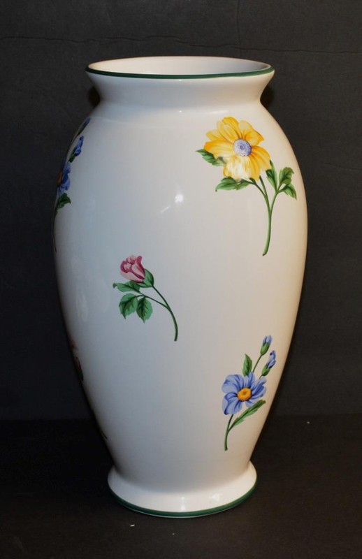 Vintage TIFFANY & Co Porcelain Hand Green Trim Flowers “SINTRA” 10 3/4″h Vase