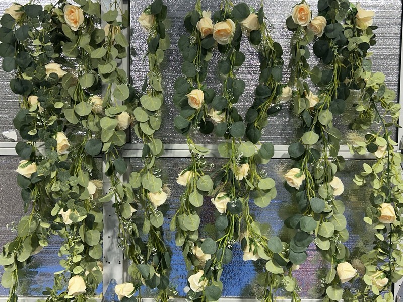 Levylisa Eucalyptus Garland with Ivory Rose Flowers Greenery Floral 6ft gallery