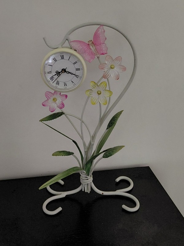 Flower Clock Early 2000's in Excellent Working Condition USED
